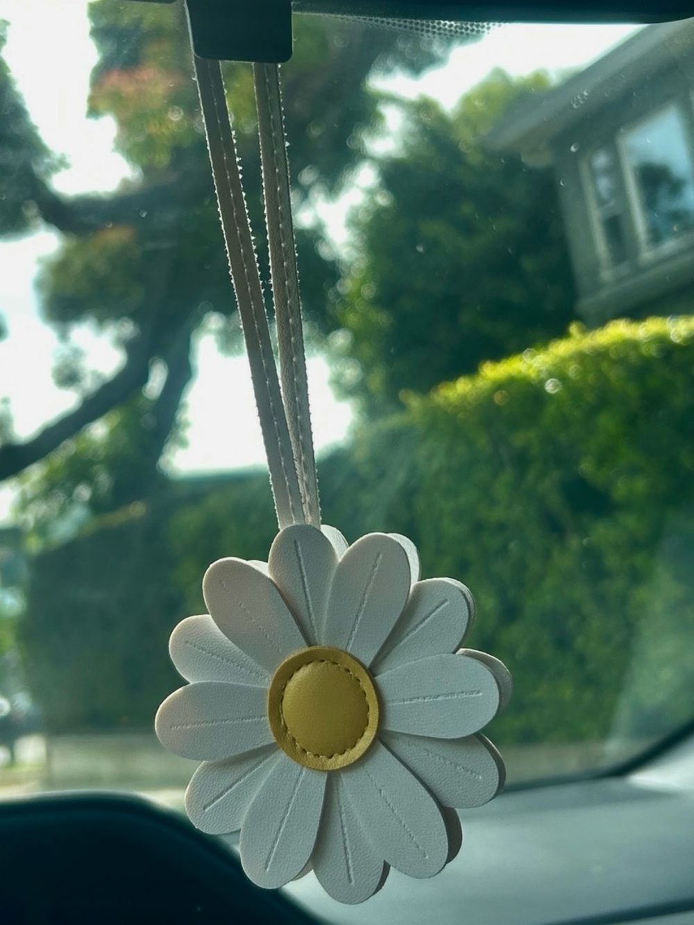 🌼NEW Daisy Bag Charm White Yellow Flower Cute Girly Keychain Vegan Leather